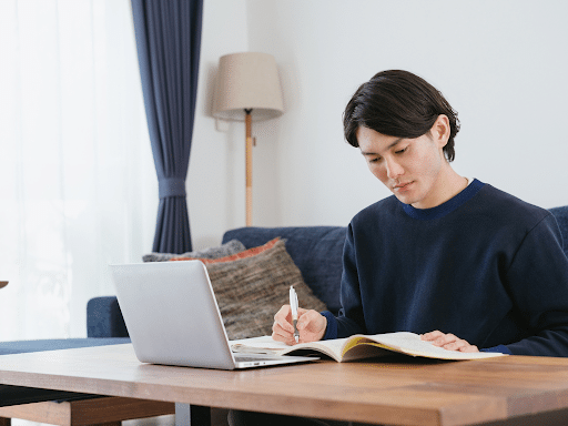Japanese learner reviewing notes with spaced repetition system for long-term memory