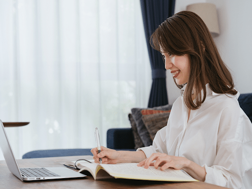 Japanese learner using spaced repetition system to review vocabulary at home